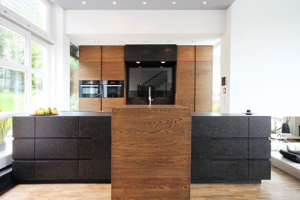 This is an example of a contemporary kitchen in Frankfurt with an integrated sink and granite benchtops.