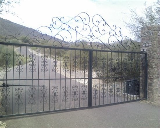 Inspiration for a large transitional partial sun front yard concrete paver driveway in Phoenix.