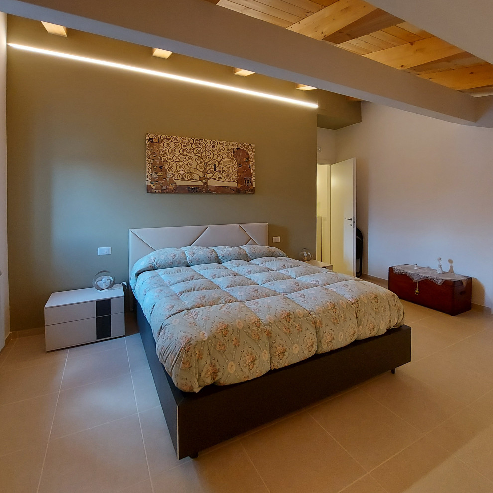ローマにある中くらいなコンテンポラリースタイルのおしゃれな主寝室 (ベージュの壁、磁器タイルの床、白い床、板張り天井) のインテリア