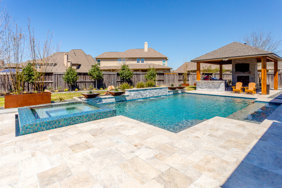 Exemple d'une grande piscine arrière éclectique rectangle avec des pavés en pierre naturelle.