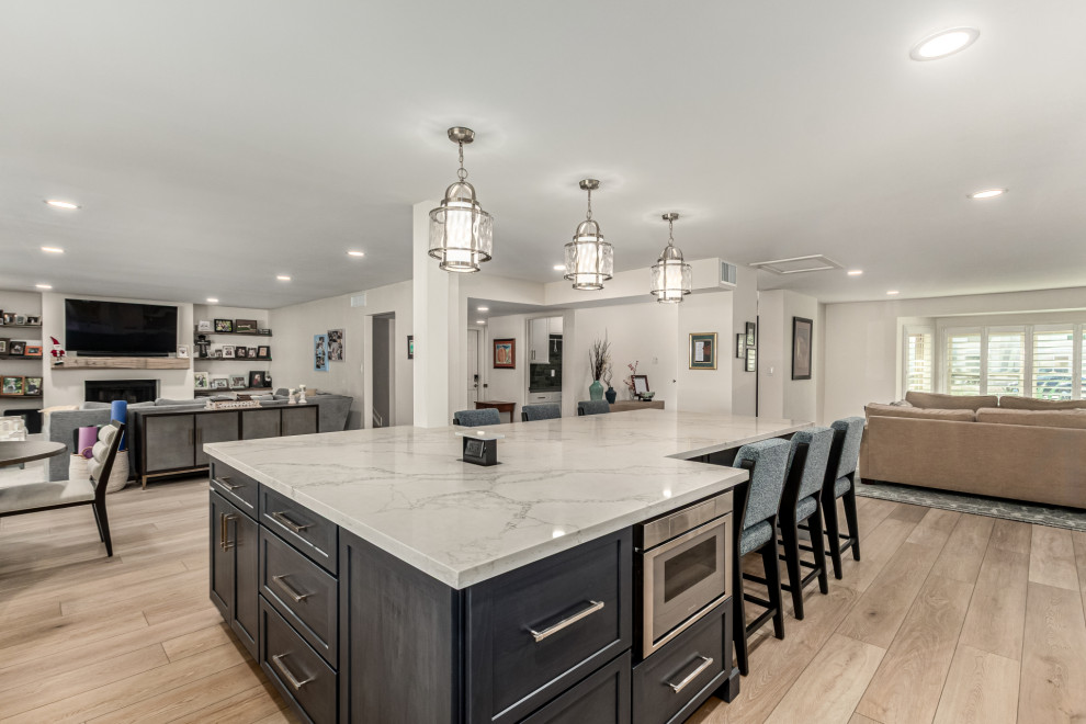Kitchen - transitional kitchen idea in Phoenix