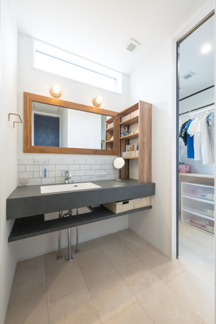 ウッドデッキで念願のドッグラン！外との繋がりが心地よい家 industriale-bagno-di-servizio