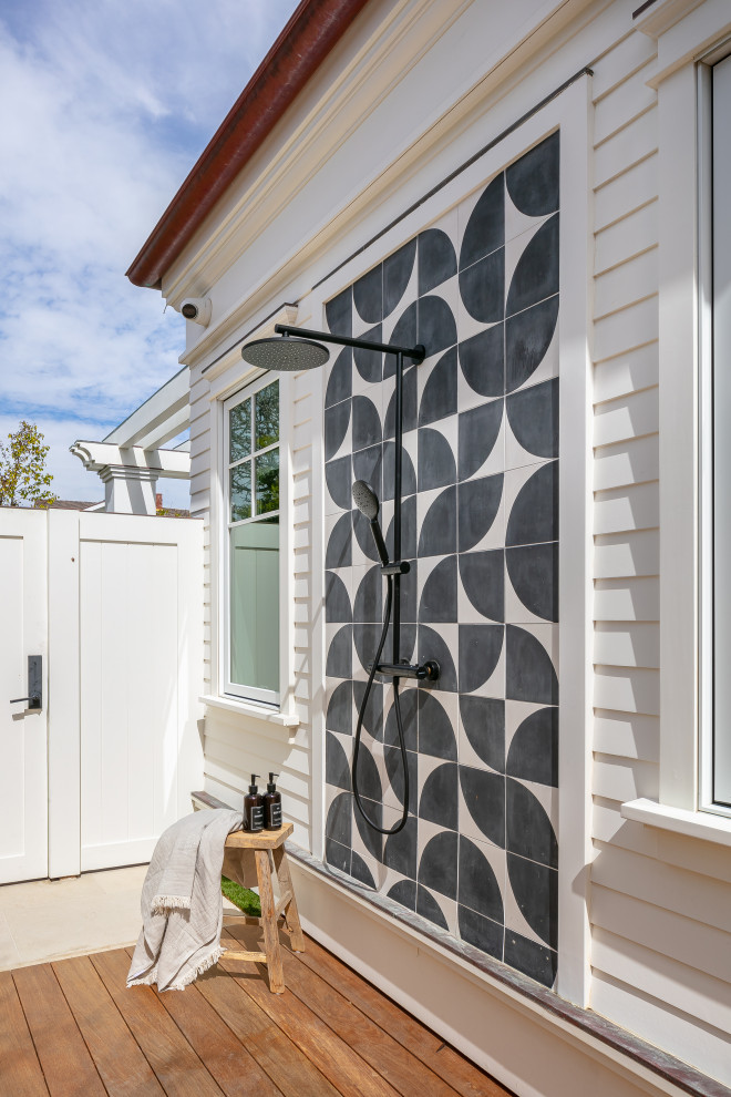 Example of a transitional patio design in Orange County
