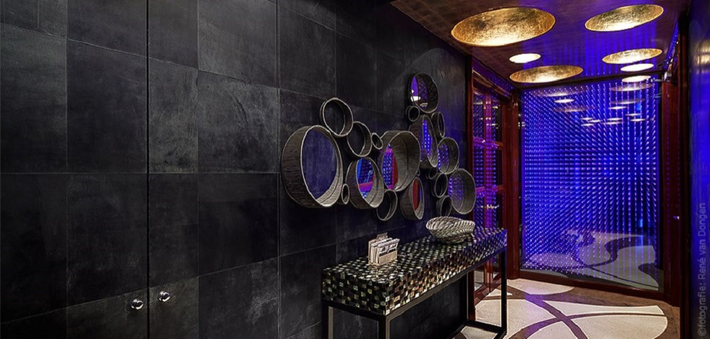 Стена и тайная дверь в декорировании натуральной кожей от Alphenberg