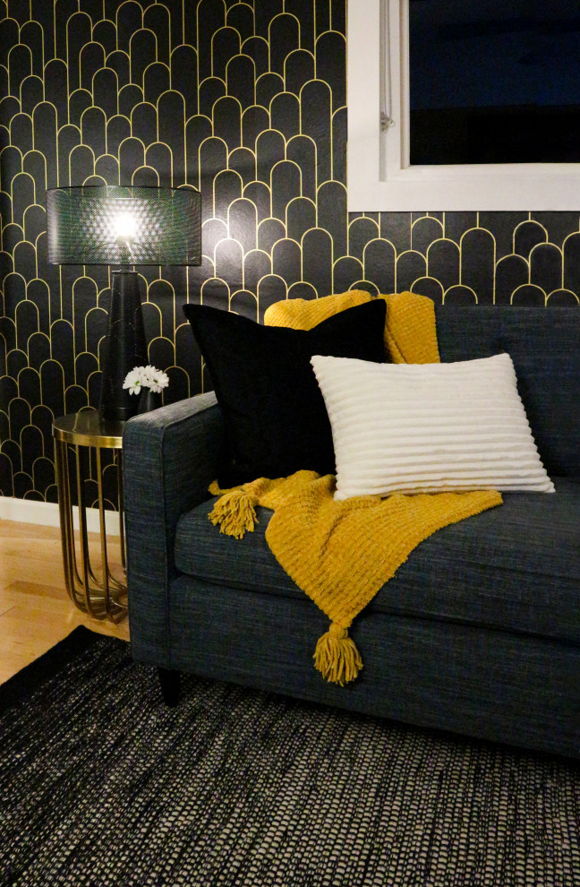 Ejemplo de habitación de invitados moderna pequeña con paredes negras, suelo negro y papel pintado