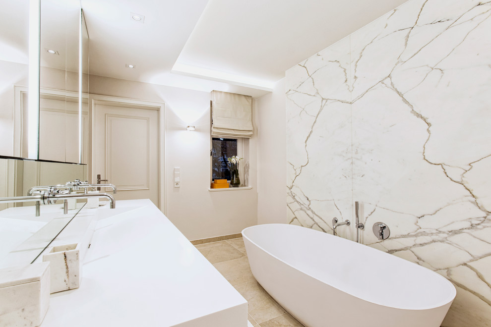 This is an example of a transitional bathroom in Hamburg.