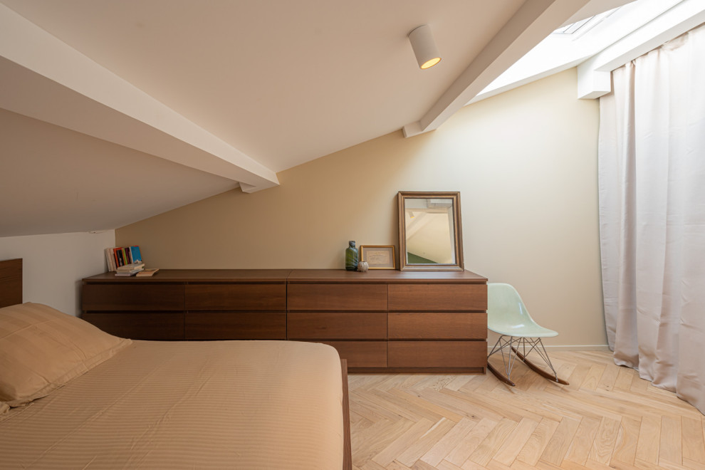 Bild på ett mellanstort funkis sovrum, med vita väggar och ljust trägolv