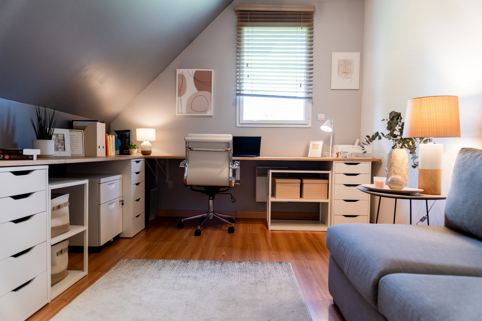 Aménagement d'un bureau scandinave de taille moyenne avec un mur gris, parquet clair et un bureau indépendant.