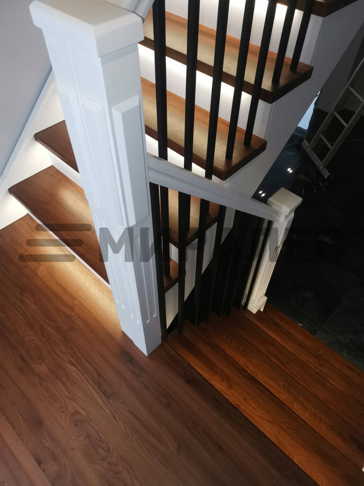 П-образная лестница из сосны с дубовыми ступенями и поручнями