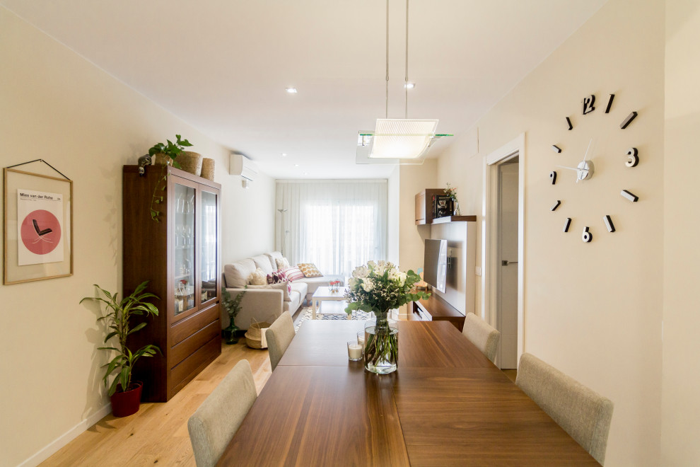 Foto di un soggiorno design di medie dimensioni e aperto con pareti beige, parquet chiaro, TV a parete, pavimento beige e soffitto ribassato