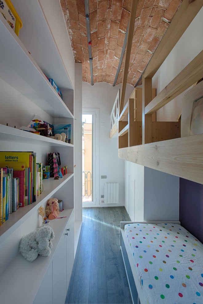 Foto de dormitorio infantil de 4 a 10 años industrial de tamaño medio con paredes blancas