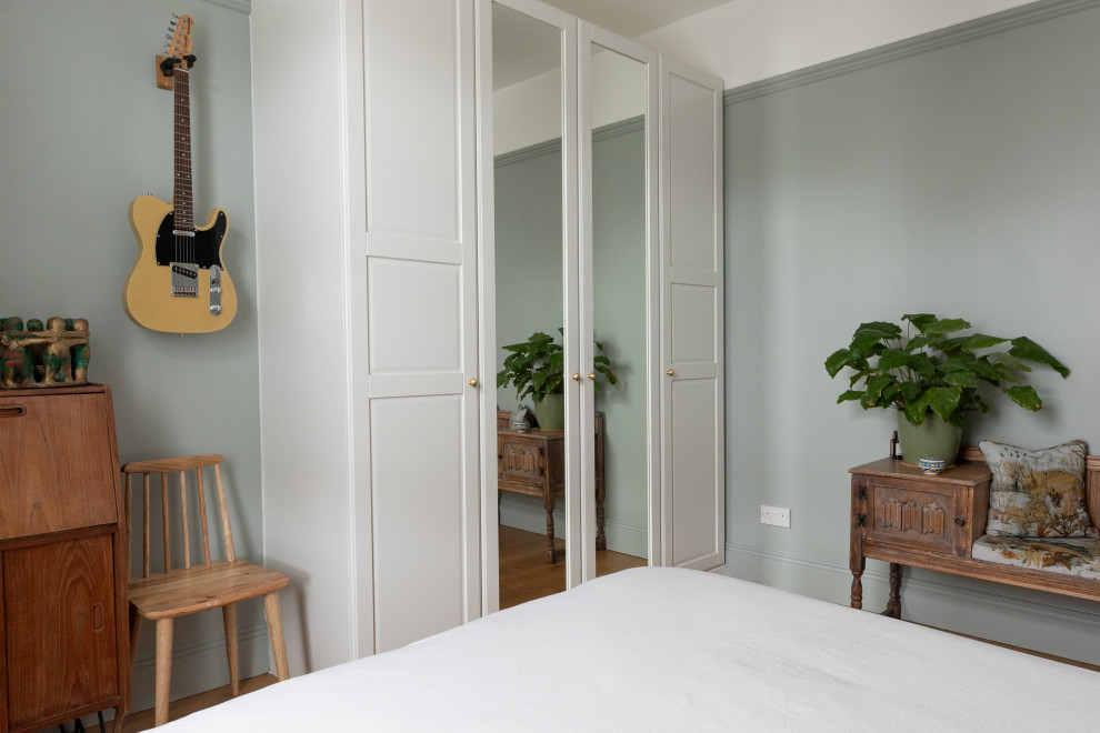Идея дизайна: спальня в современном стиле с зелеными стенами