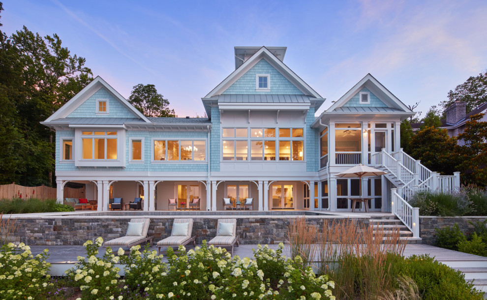 Ispirazione per la villa blu stile marinaro con copertura mista, tetto grigio e con scandole