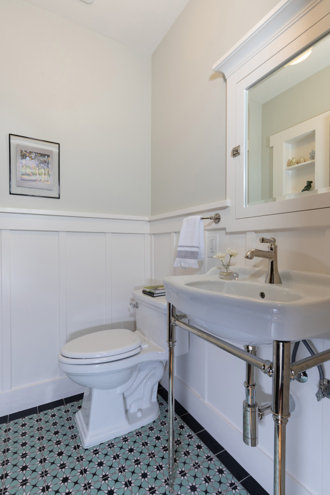 Пример оригинального дизайна: маленькая ванная комната в стиле кантри с унитазом-моноблоком, зелеными стенами, консольной раковиной, тумбой под одну раковину, напольной тумбой и панелями на стенах для на участке и в саду