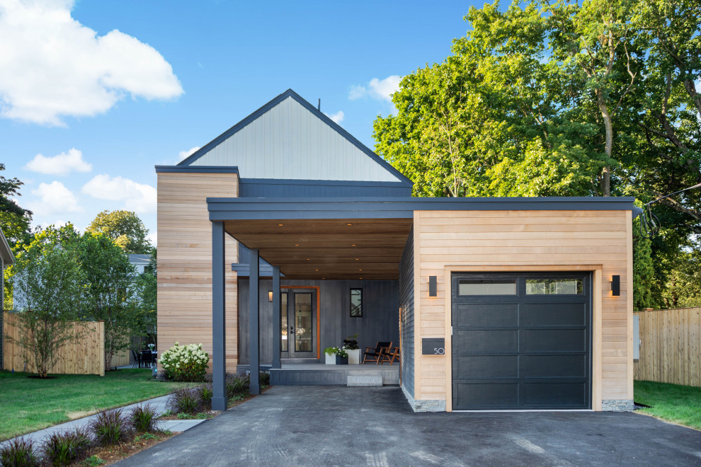 Kleines, Dreistöckiges Modernes Einfamilienhaus mit Mix-Fassade, schwarzer Fassadenfarbe, Satteldach und Wandpaneelen in Boston