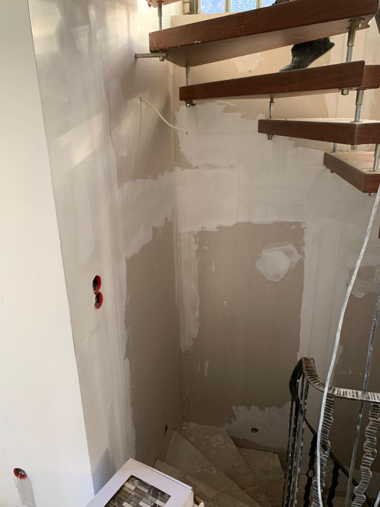 Черная лестница в проеме с окном