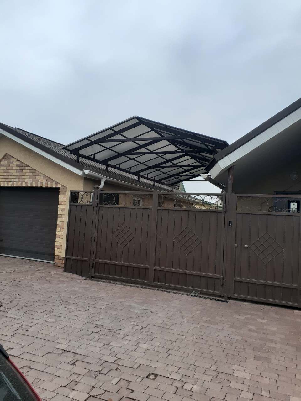 Металлический навес с сотовым поликарбонатом