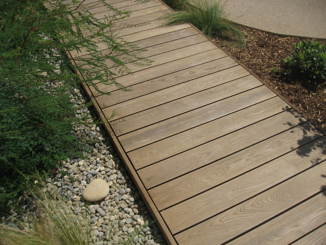 Un jardin original &agrave; Toulon contemporary-deck