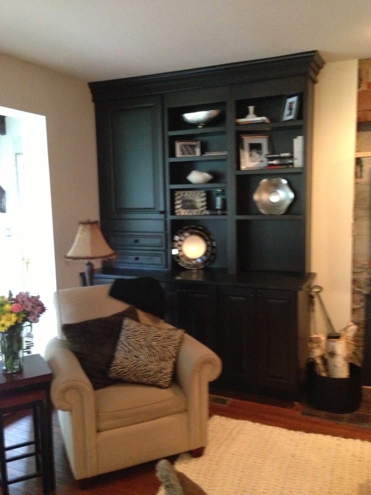 Photo of a transitional family room in Detroit.