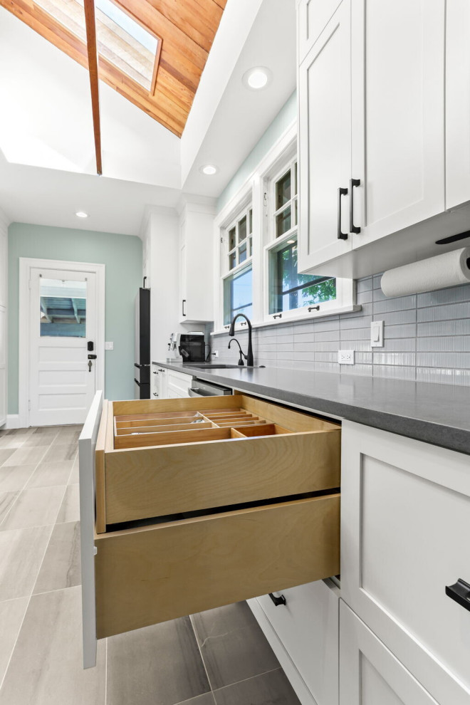 Transitional kitchen photo in Portland
