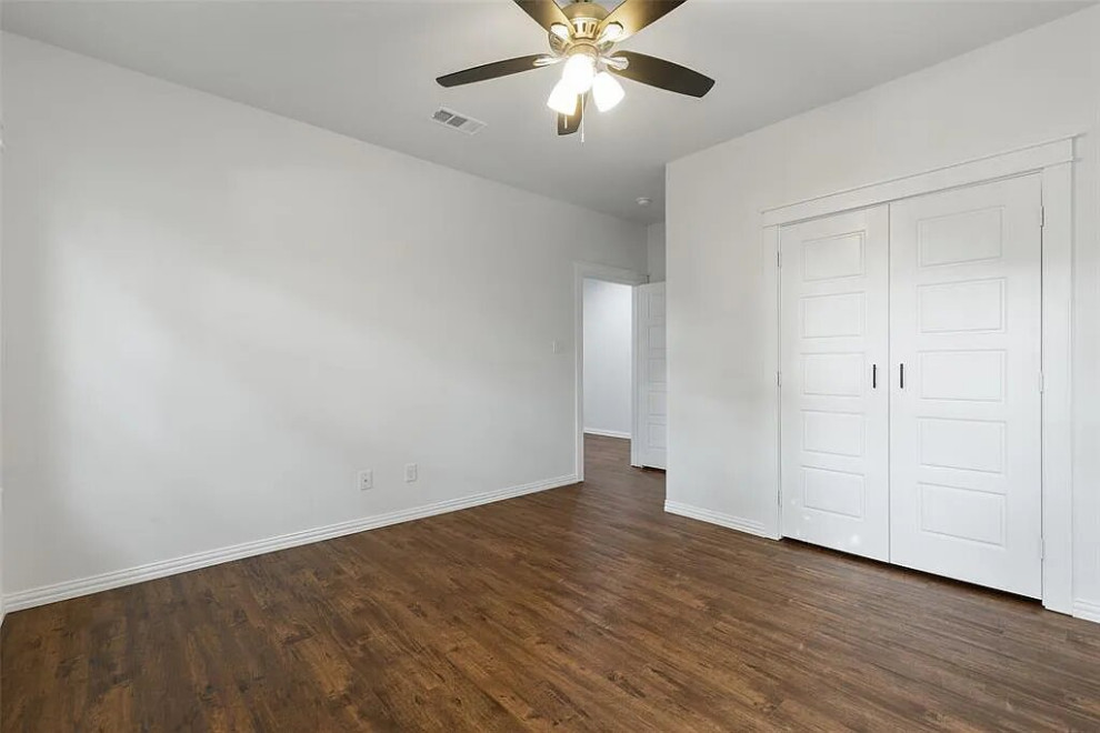 ヒューストンにある中くらいなトランジショナルスタイルのおしゃれな客用寝室 (白い壁、無垢フローリング、暖炉なし、茶色い床、格子天井、パネル壁) のレイアウト