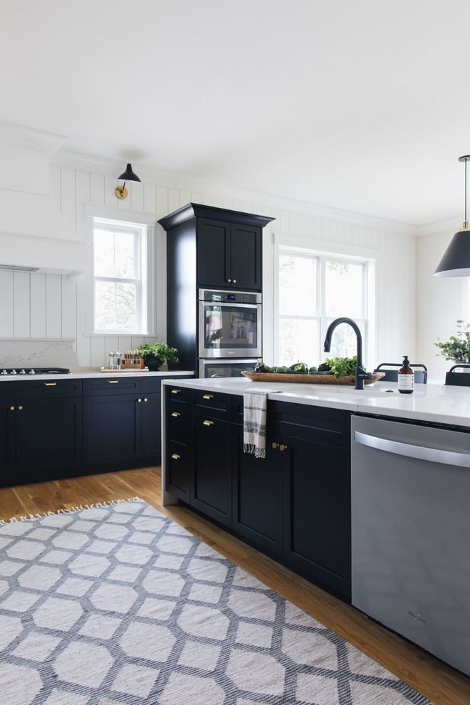 Example of a transitional kitchen design in Chicago