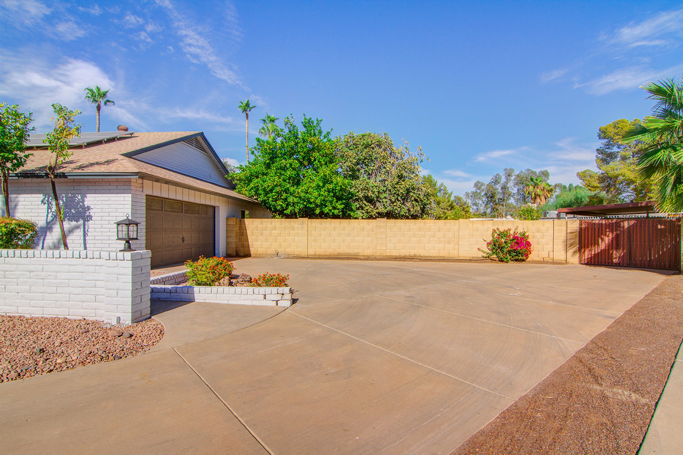 Example of a transitional home design design in Phoenix