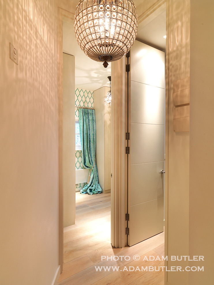 Mittelgroßes Landhaus Schlafzimmer mit weißer Wandfarbe und hellem Holzboden in London