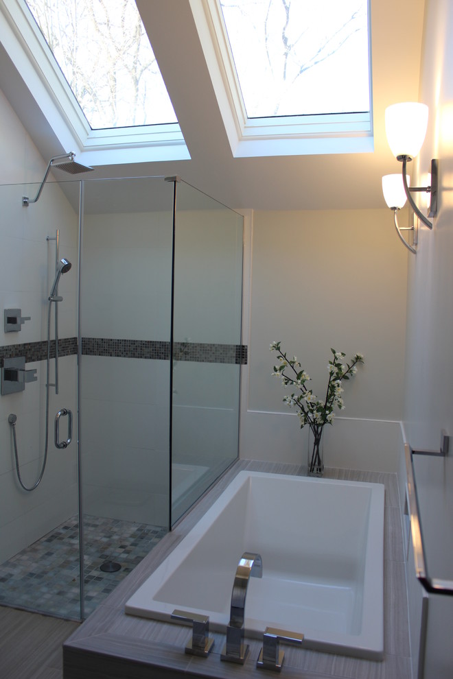 Photo of a mid-sized contemporary master bathroom in New York with a drop-in tub, a curbless shower, white tile, porcelain tile, porcelain floors, grey floor and an open shower.