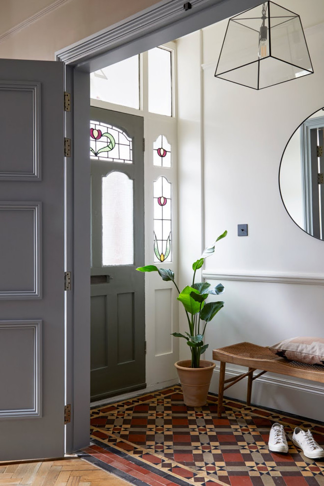 Пример оригинального дизайна: прихожая среднего размера в стиле модернизм с полом из керамической плитки, одностворчатой входной дверью и зеленой входной дверью