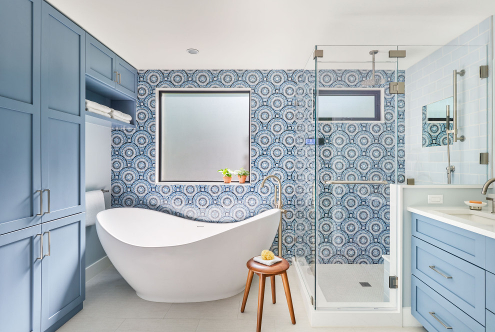 Inspiration för ett mellanstort vintage vit vitt en-suite badrum, med skåp i shakerstil, blå skåp, ett fristående badkar, en hörndusch, blå kakel, glaskakel, blå väggar, ett undermonterad handfat och dusch med gångjärnsdörr