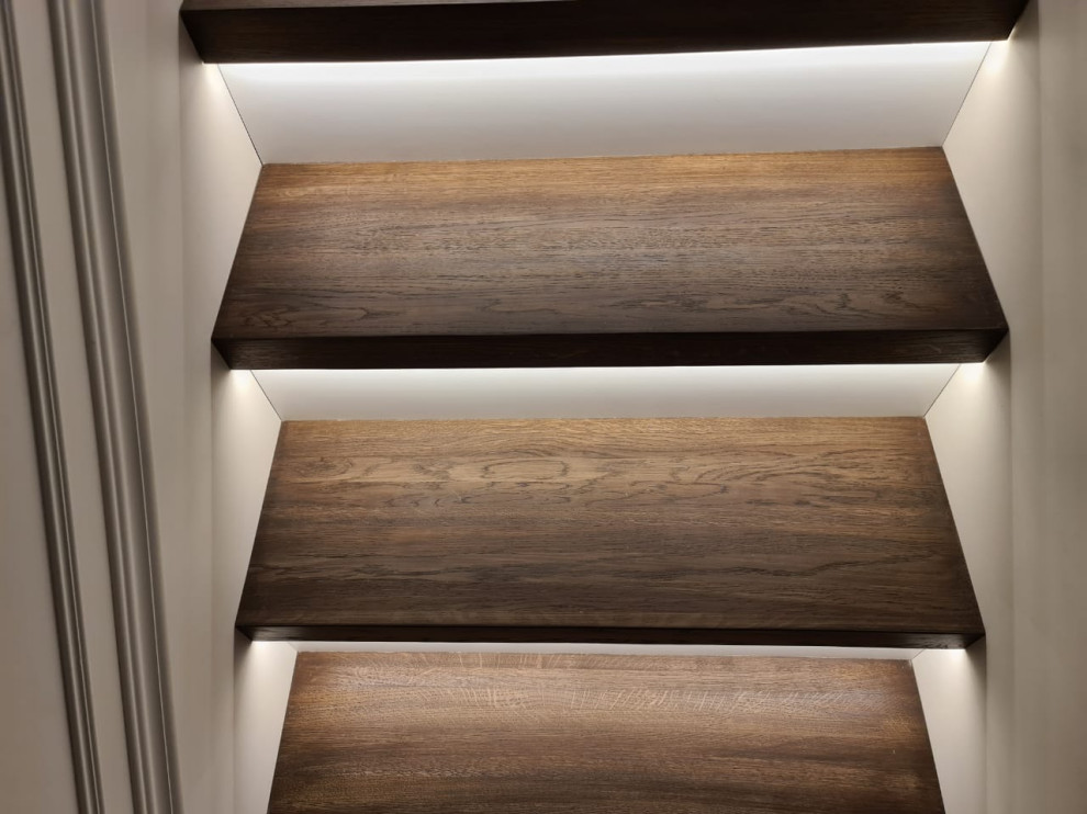 Пример оригинального дизайна: прямая деревянная лестница среднего размера в современном стиле с деревянными ступенями и стеклянными перилами