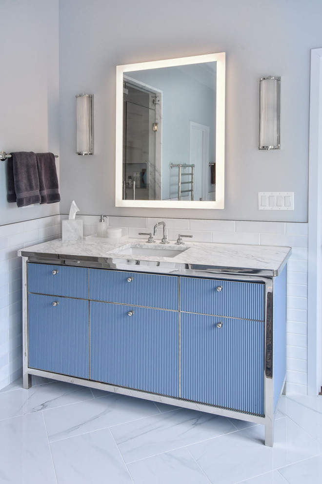 Immagine di una stanza da bagno padronale scandinava con ante a filo, ante blu, pareti grigie, lavabo sottopiano, un lavabo e mobile bagno freestanding