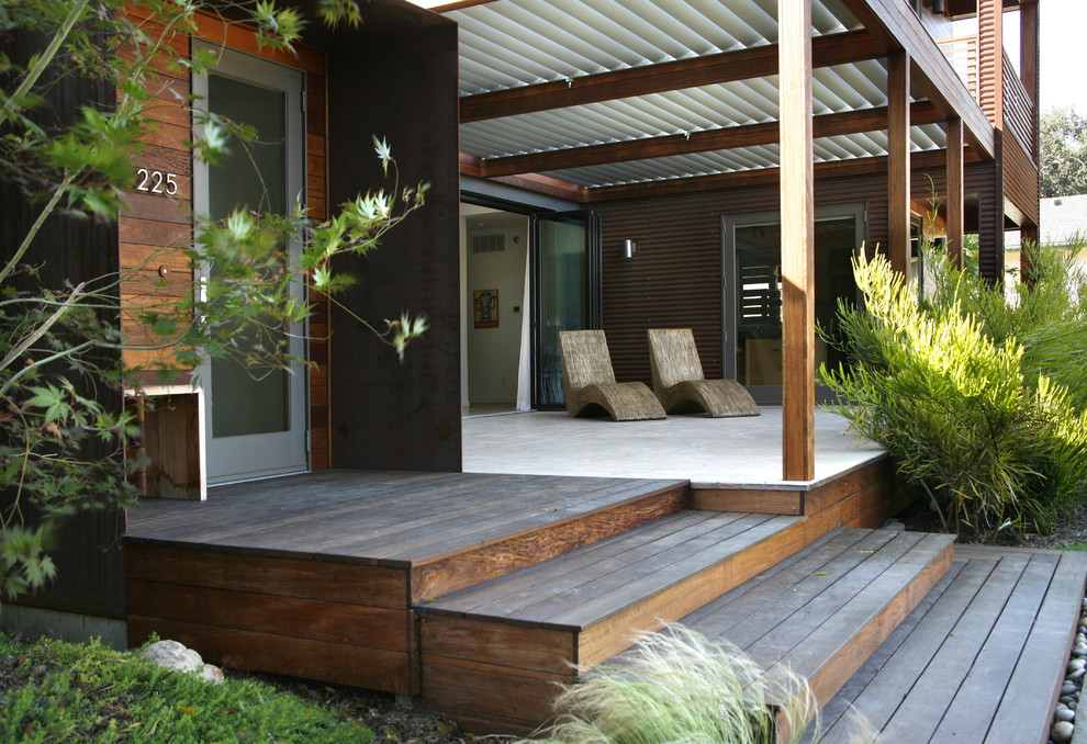 This is an example of a modern front yard verandah in Santa Barbara with an awning.