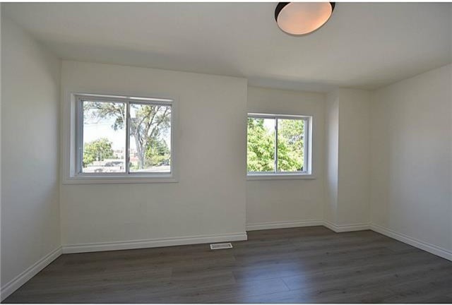 Transitional home design photo in Toronto