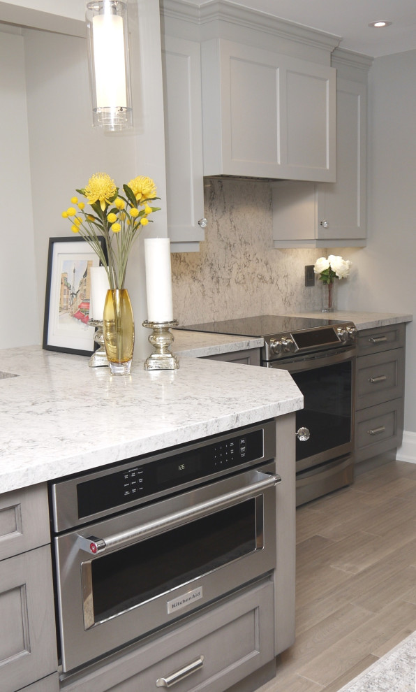 Transitional kitchen photo in Toronto