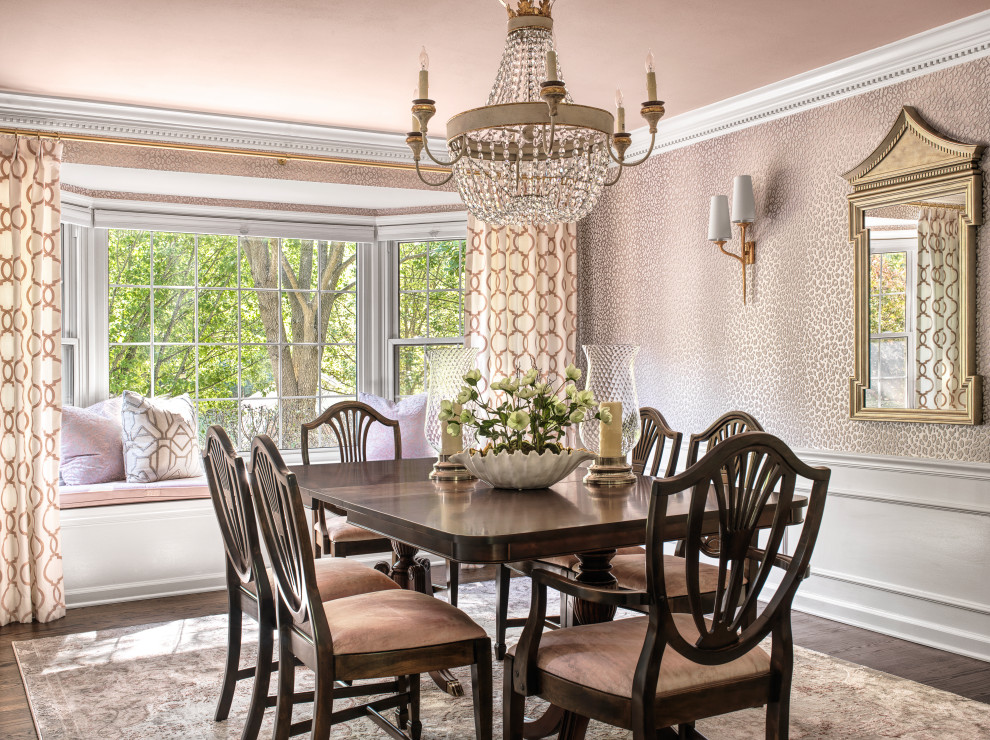 Inspiration pour une salle à manger traditionnelle fermée et de taille moyenne avec un mur rose, parquet foncé, du papier peint et un sol marron.