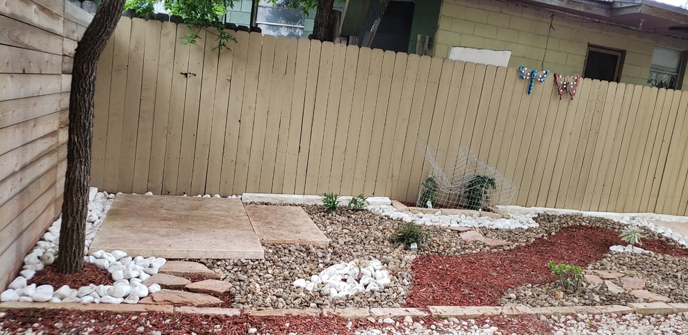 Example of a transitional home design design in Austin