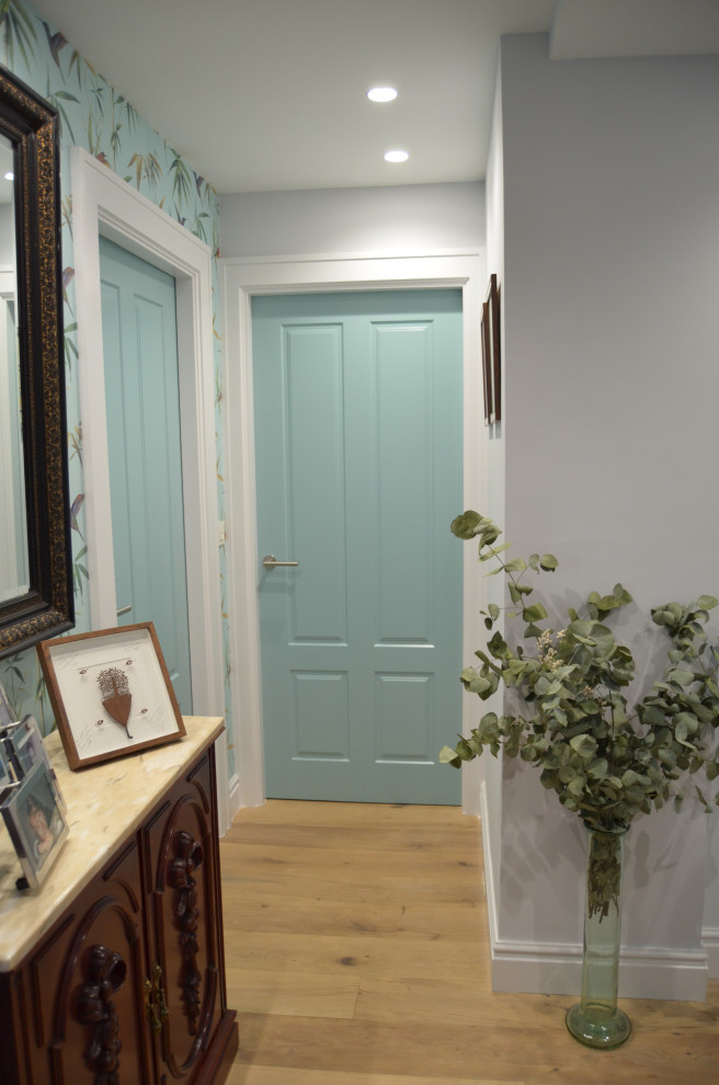 Imagen de recibidores y pasillos tradicionales renovados de tamaño medio con paredes azules, suelo de madera clara, suelo marrón y papel pintado