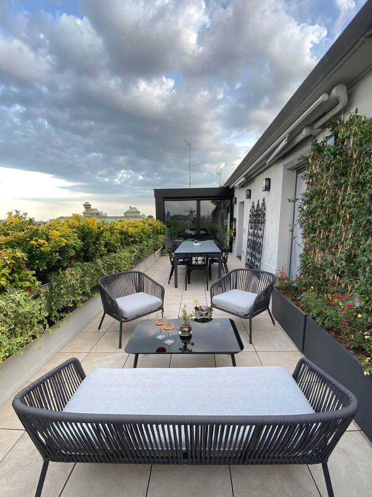 This is an example of a mid-sized contemporary rooftop deck in Milan.