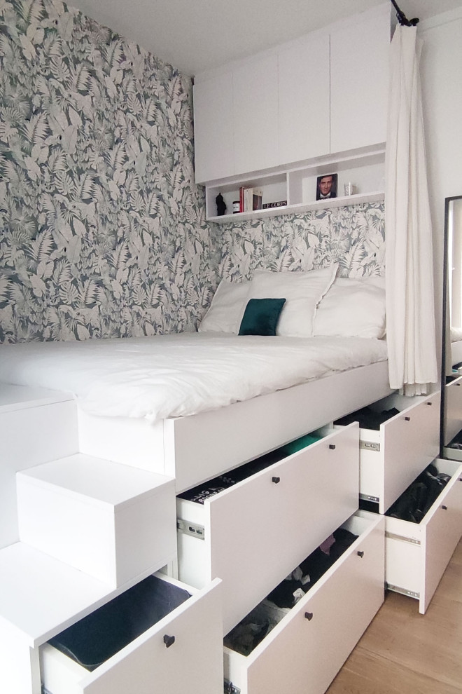 На фото: маленькая спальня в стиле модернизм с бежевыми стенами, светлым паркетным полом и обоями на стенах для на участке и в саду с