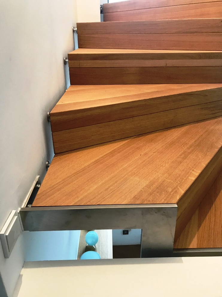 Gewendelte, Große Moderne Holztreppe mit Holz-Setzstufen und Stahlgeländer in Sonstige