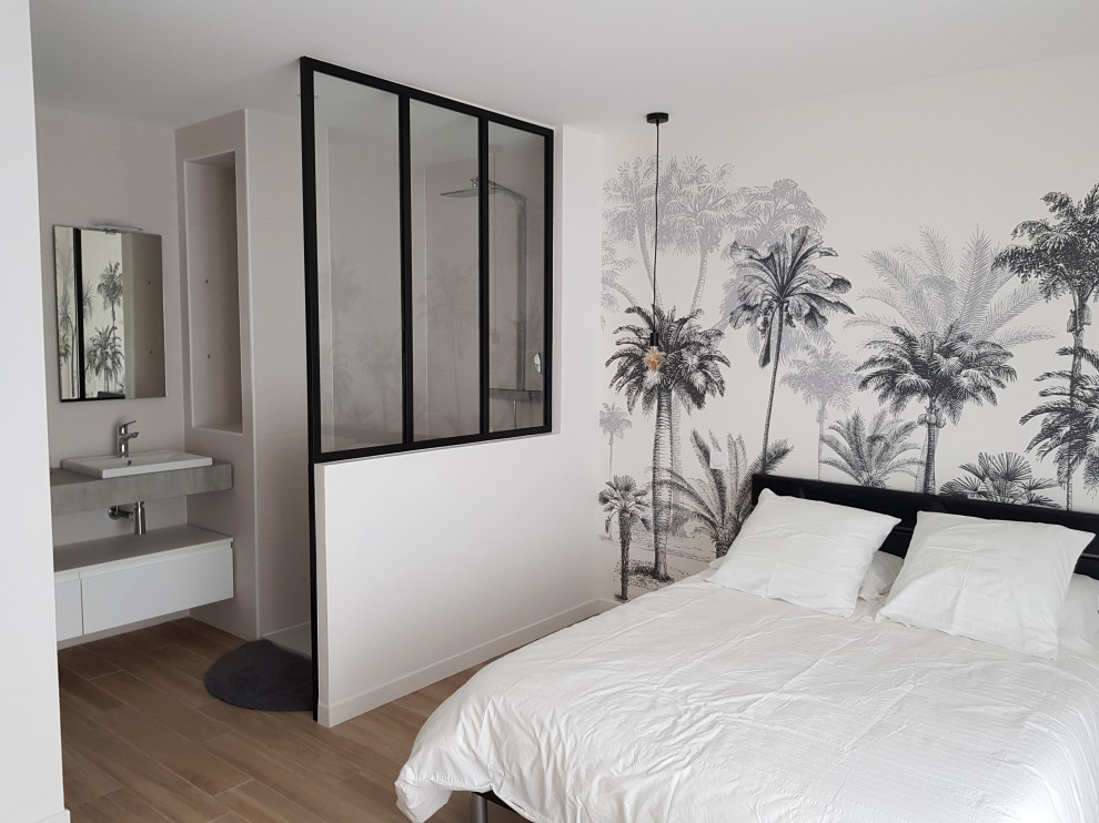 Inspiration pour une grande chambre parentale blanche et bois marine avec un mur gris, parquet clair, un sol beige, du papier peint et verrière.
