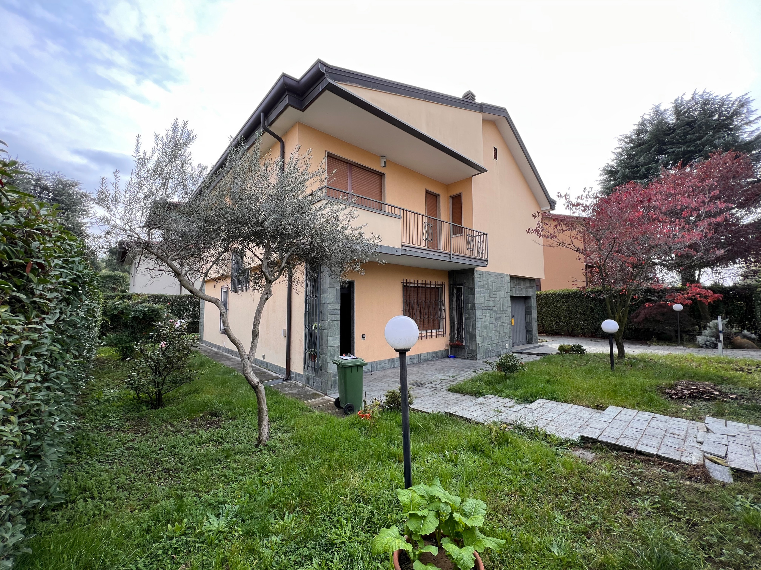 Recupero sottotetto ad uso abitativo e ristrutturazione completa di una villetta