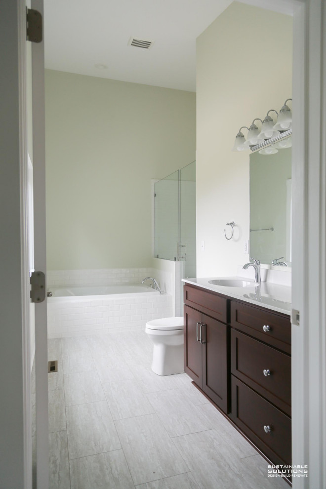 Réalisation d'une salle de bain design en bois foncé avec un placard à porte shaker, un lavabo intégré, un plan de toilette en marbre, un sol gris, un plan de toilette blanc, meuble simple vasque et meuble-lavabo encastré.