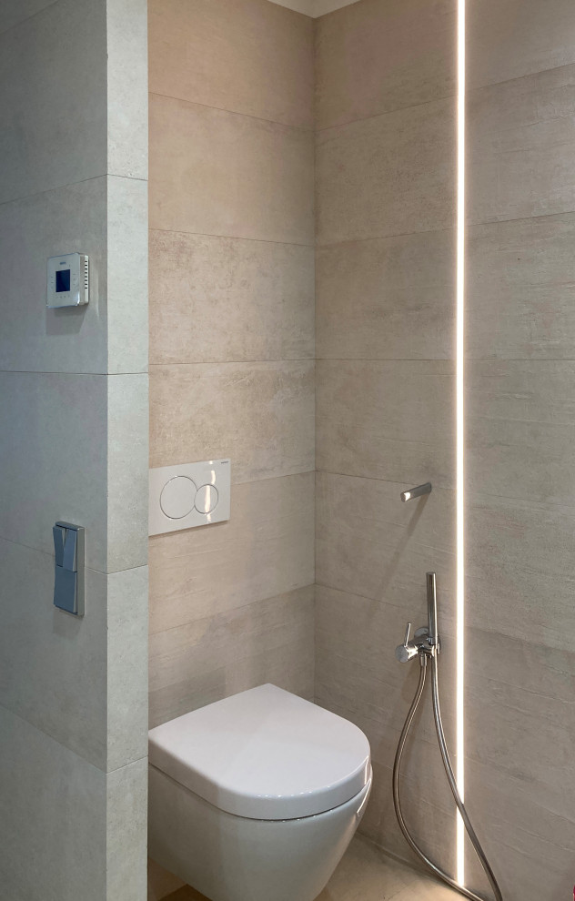 Große Moderne Gästetoilette mit Wandtoilette, Porzellanfliesen, beiger Wandfarbe, Keramikboden, Aufsatzwaschbecken, beigem Boden und schwebendem Waschtisch in Nizza