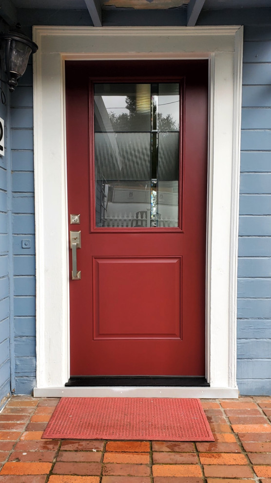 Exemple d'une porte d'entrée moderne de taille moyenne avec un mur bleu, un sol en brique, une porte simple, une porte rouge, un sol rouge et du lambris de bois.