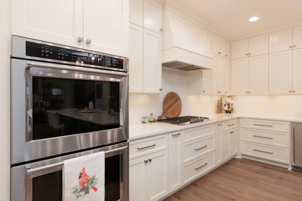 Kitchen - transitional kitchen idea in Atlanta