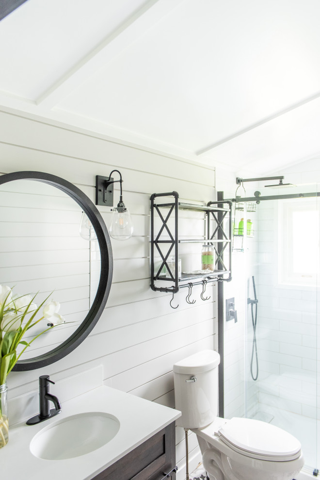 Transitional home design photo in Toronto