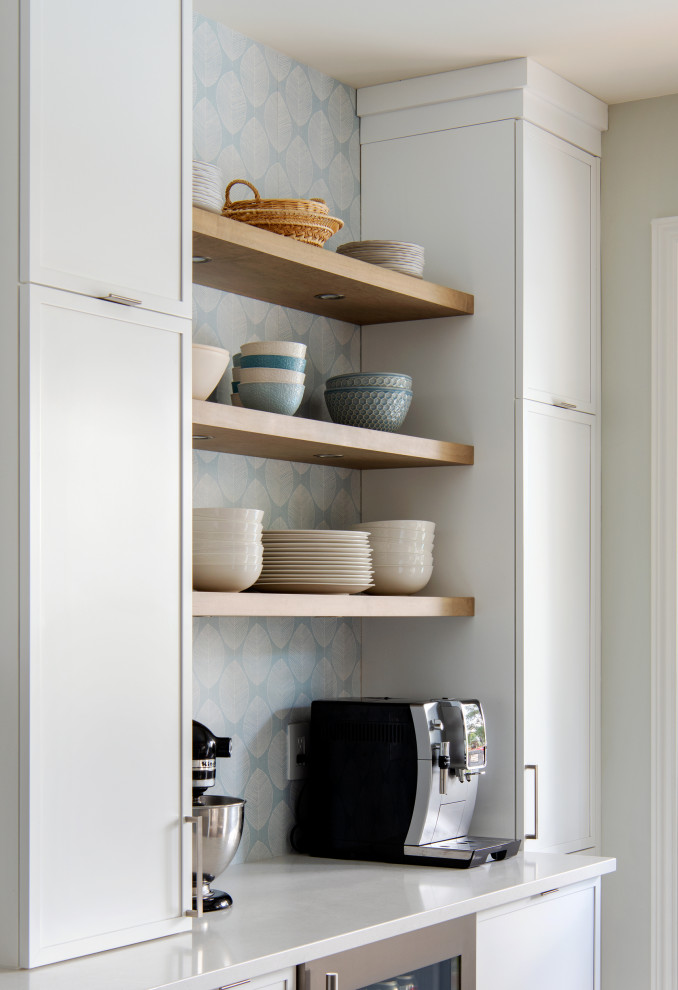 Example of a transitional home design design in Ottawa